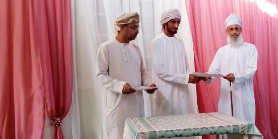 الدكتور حمد بن عبدالله الهاشمي، رئيس الفريق أثناء تسليمه شهادات الاجتياز لـ11 متدربًا ومتدربة.